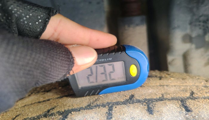 2013 Maruti Swift LXI, Petrol, Manual, 1,81,342 km, tyre