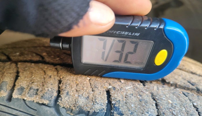 2013 Maruti Swift LXI, Petrol, Manual, 1,81,342 km, tyre