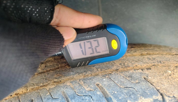 2013 Maruti Swift LXI, Petrol, Manual, 1,81,342 km, tyre