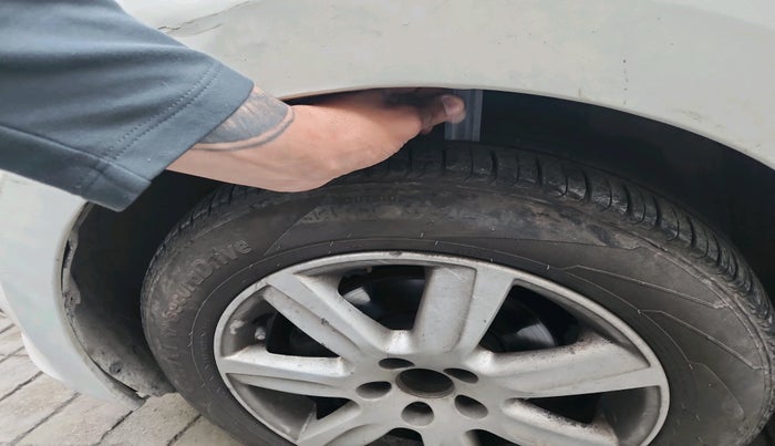 2011 Volkswagen Vento HIGHLINE 1.6 MPI, Petrol, Manual, 1,17,970 km, tyre