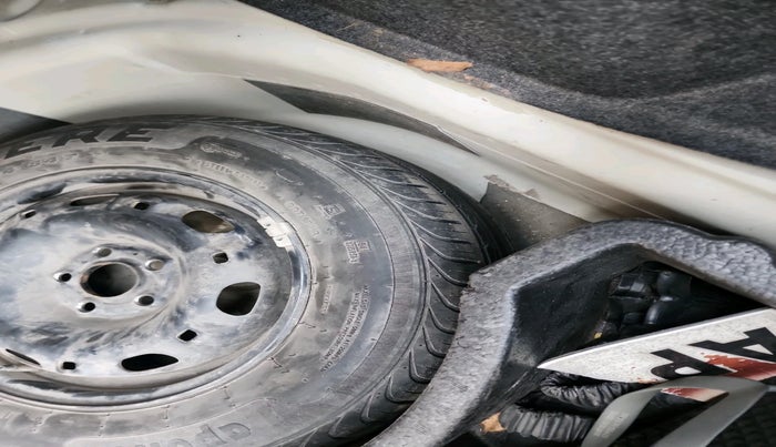 2011 Volkswagen Vento HIGHLINE 1.6 MPI, Petrol, Manual, 1,17,970 km, tyre