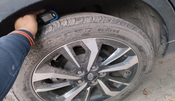 2021 Mahindra XUV300 W8 (O) 1.2 PETROL AMT, Petrol, Automatic, 8,128 km, tyre