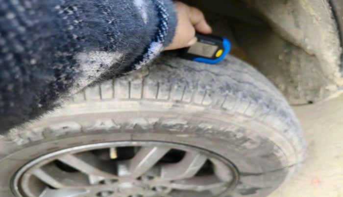 2018 Mahindra TUV300 T10, Diesel, Manual, 1,37,636 km, tyre