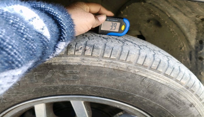 2018 Mahindra TUV300 T10, Diesel, Manual, 1,37,636 km, tyre