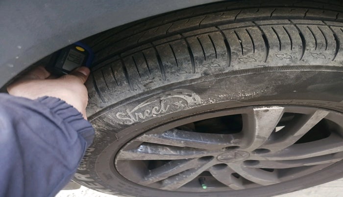 2023 Mahindra XUV700 MX D MT 5 STR, Diesel, Manual, 46,174 km, tyre