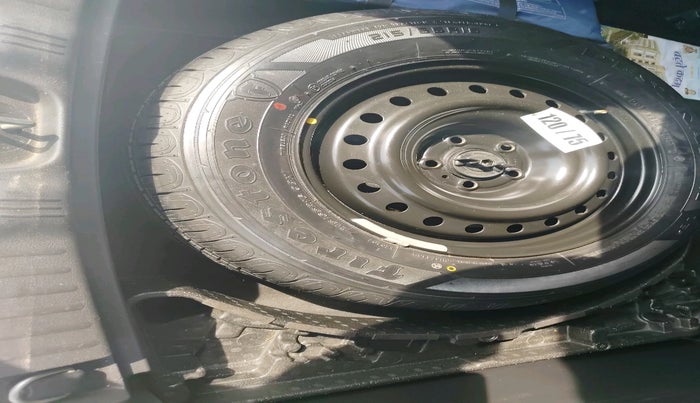 2017 Jeep Compass LONGITUDE (O) 2.0 DIESEL, Diesel, Manual, 1,27,406 km, tyre