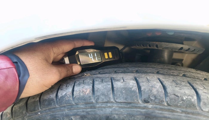 2011 Skoda Fabia ELEGANCE 1.2 TDI, Diesel, Manual, 1,00,093 km, tyre