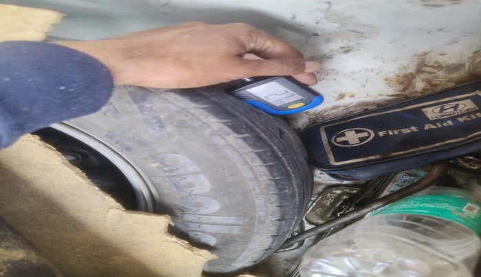 2017 Hyundai Eon ERA +, Petrol, Manual, 1,04,595 km, tyre