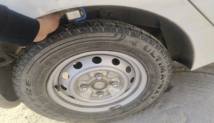 2017 Hyundai Eon ERA +, Petrol, Manual, 1,04,595 km, tyre