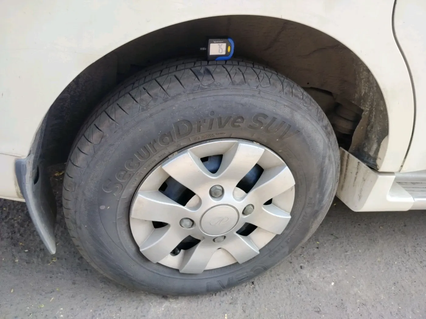 2011 Mahindra Xylo E6 BS-III, Diesel, Manual, 55,902 km, tyre