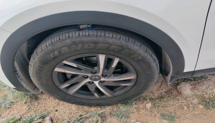 2022 Mahindra XUV700 AX 5 P AT 5 STR, Petrol, Automatic, 25,547 km, tyre