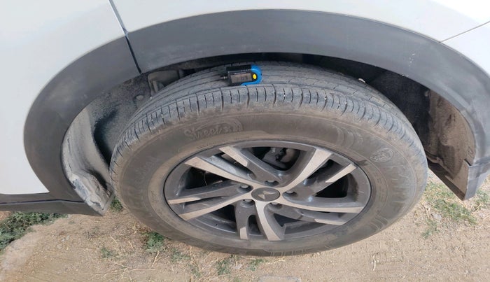 2022 Mahindra XUV700 AX 5 P AT 5 STR, Petrol, Automatic, 25,547 km, tyre