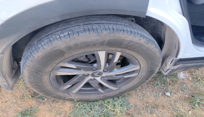 2022 Mahindra XUV700 AX 5 P AT 5 STR, Petrol, Automatic, 25,547 km, tyre