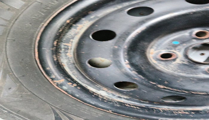 2015 Maruti Swift VXI, Petrol, Manual, 1,11,371 km, tyre