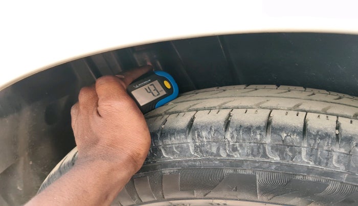 2015 Maruti Swift VXI, Petrol, Manual, 1,11,371 km, tyre