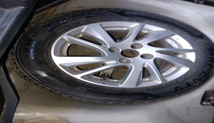 2012 Maruti Swift ZXI, Petrol, Manual, 1,38,961 km, tyre