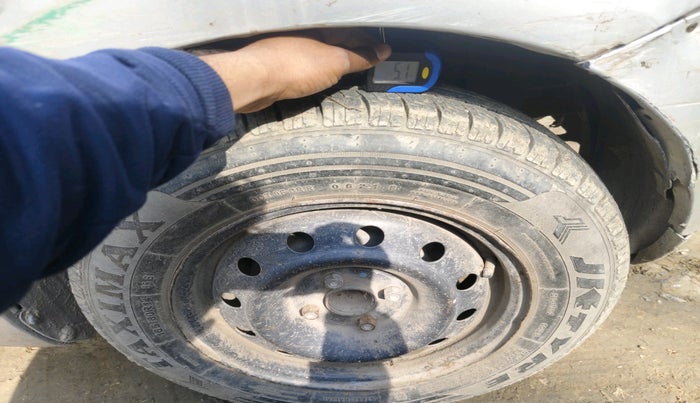 2013 Maruti Swift VXI, Petrol, Manual, 82,181 km, tyre