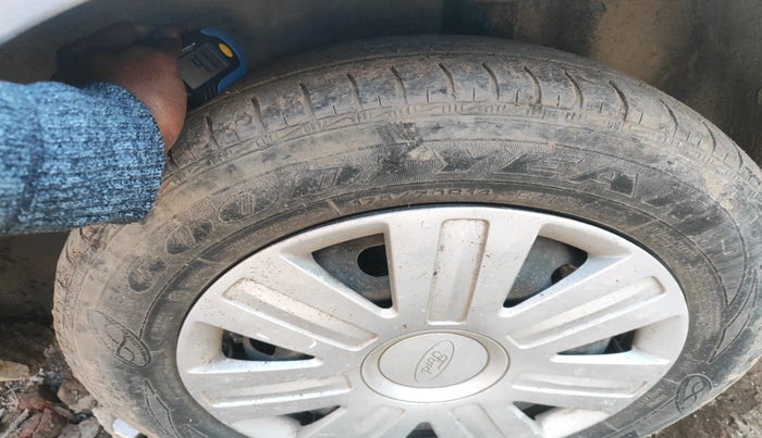 2012 Ford Fiesta Classic LXI 1.6 PETROL, Petrol, Manual, 1,09,003 km, tyre