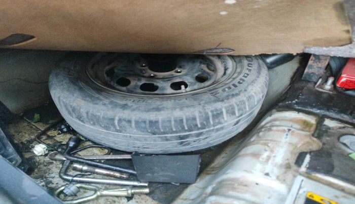 2012 Ford Fiesta Classic LXI 1.6 PETROL, Petrol, Manual, 1,09,003 km, tyre