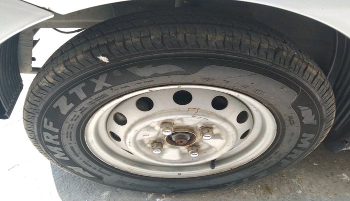 2014 Hyundai Eon ERA +, Petrol, Manual, 68,703 km, tyre