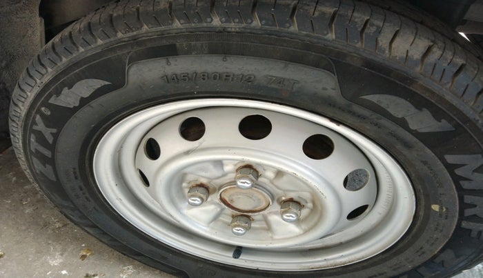 2014 Hyundai Eon ERA +, Petrol, Manual, 68,703 km, tyre