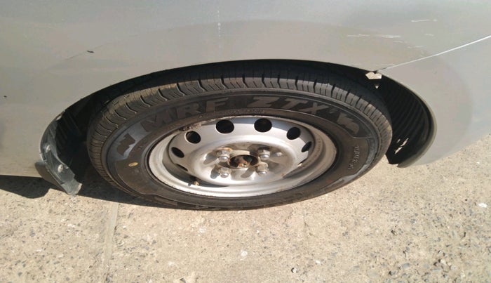 2014 Hyundai Eon ERA +, Petrol, Manual, 68,703 km, tyre