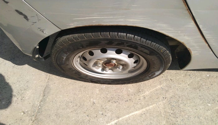 2014 Hyundai Eon ERA +, Petrol, Manual, 68,703 km, tyre