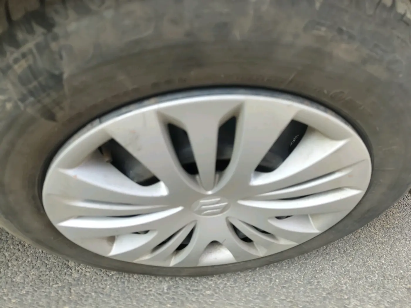 2016 Maruti Ertiga VXI, Petrol, Manual, 83,902 km, tyre
