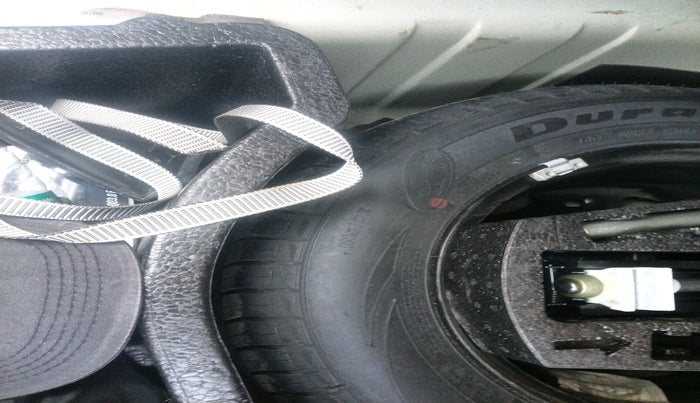 2014 Volkswagen Vento HIGHLINE 1.6 MPI, Petrol, Manual, 68,204 km, tyre