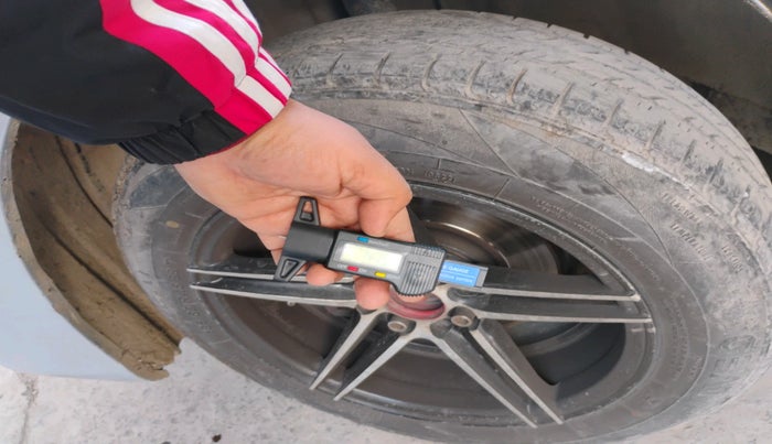 2011 Toyota Etios VX, Petrol, Manual, 1,29,742 km, tyre