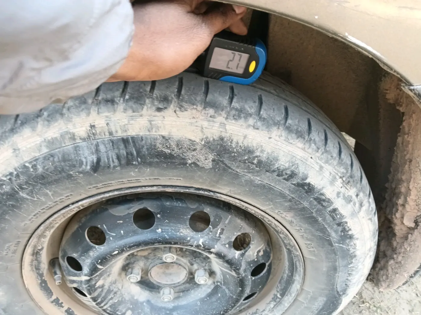 2017 Maruti Dzire VXI AMT, CNG, Automatic, 98,104 km, tyre