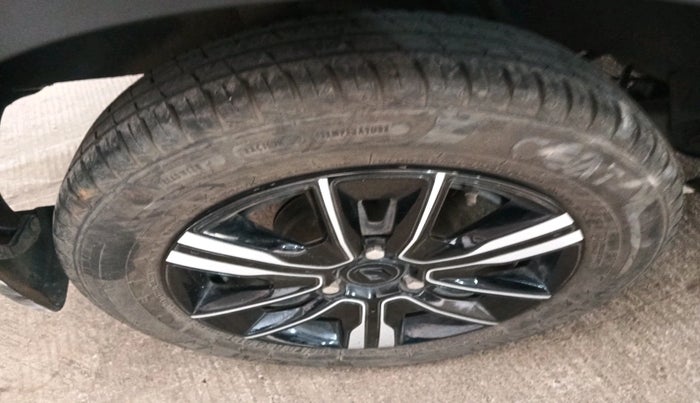 2022 Renault Kwid CLIMBER AMT 1.0, Petrol, Automatic, 10,781 km, tyre