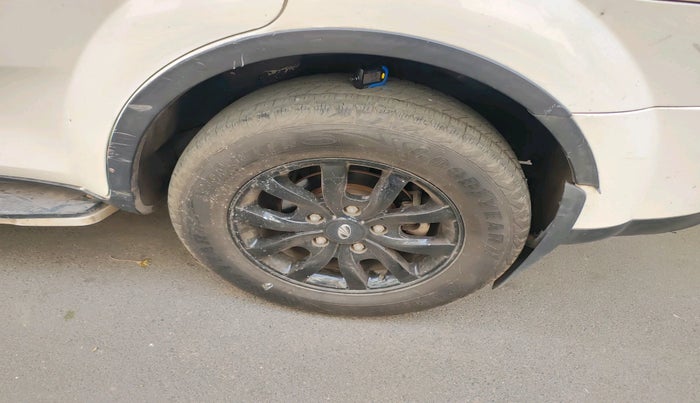 2017 Mahindra XUV500 W10 AT, Diesel, Automatic, 63,809 km, tyre