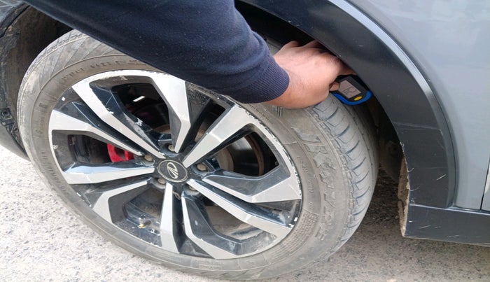 2020 Mahindra XUV300 W6 1.2 PETROL, Petrol, Manual, 88,847 km, tyre