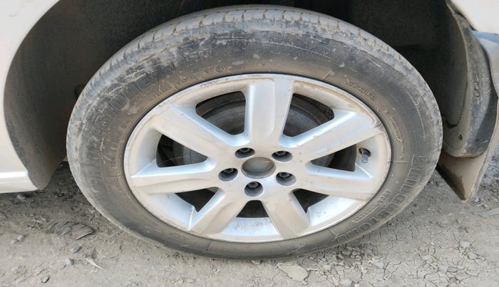 2011 Volkswagen Vento HIGHLINE PETROL AT, Petrol, Automatic, 1,06,161 km, tyre