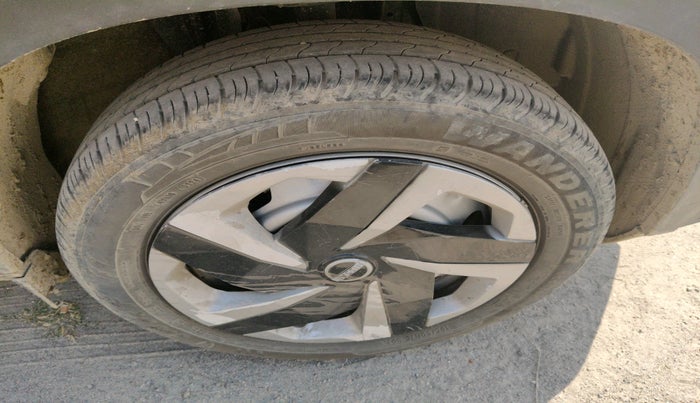 2024 Nissan MAGNITE  XE AMT EZ Shift, Petrol, Automatic, 25,366 km, tyre