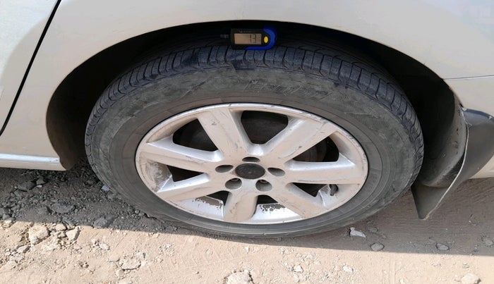 2011 Volkswagen Vento HIGHLINE 1.6 MPI, Petrol, Manual, 74,819 km, tyre