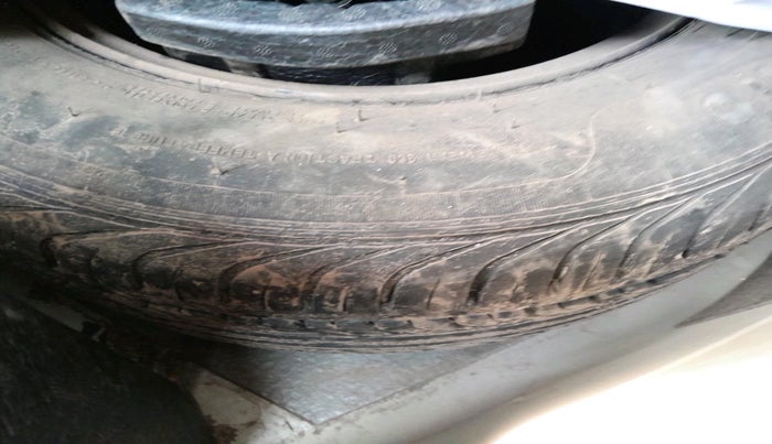 2011 Volkswagen Vento HIGHLINE 1.6 MPI, Petrol, Manual, 74,819 km, tyre