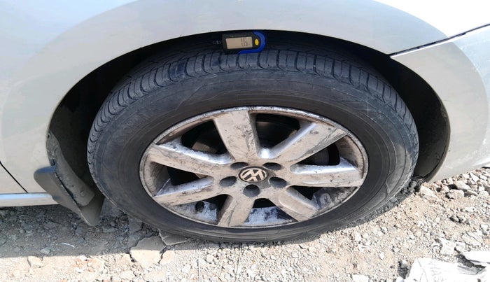 2011 Volkswagen Vento HIGHLINE 1.6 MPI, Petrol, Manual, 74,819 km, tyre