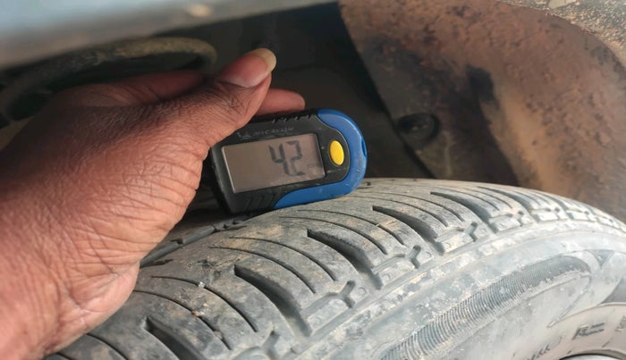 2016 Mahindra Kuv100 K4 PLUS 6 STR, Petrol, Manual, 1,13,552 km, tyre