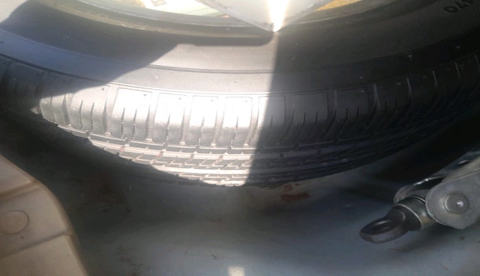 2011 Honda CRV 2.4L 2WD AT, Petrol, Automatic, 1,87,556 km, tyre