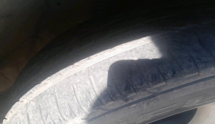 2011 Honda CRV 2.4L 2WD AT, Petrol, Automatic, 1,87,556 km, tyre