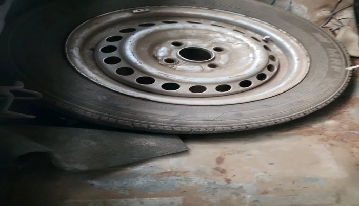 2013 Honda Brio E MT, Petrol, Manual, 1,15,120 km, tyre