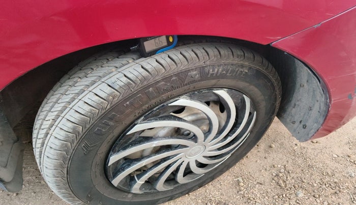 2015 Hyundai Eon ERA +, Petrol, Manual, 1,02,303 km, tyre