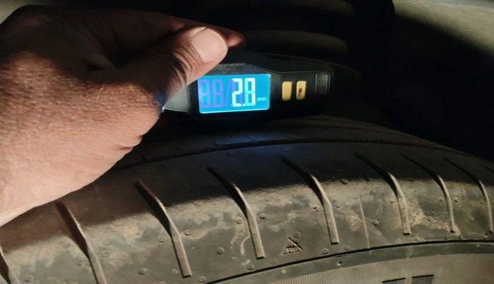 2021 Mahindra XUV300 W4 1.2 PETROL, Petrol, Manual, 73,889 km, tyre