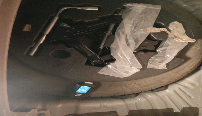 2021 Mahindra XUV300 W4 1.2 PETROL, Petrol, Manual, 73,889 km, tyre