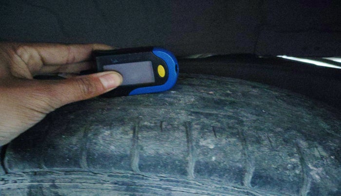 2012 Toyota Innova 2.5 GX 7 STR, Diesel, Manual, 1,44,547 km, tyre