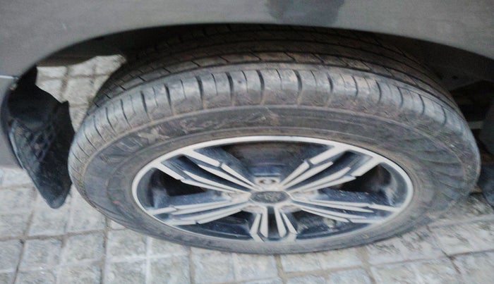 2012 Toyota Innova 2.5 GX 7 STR, Diesel, Manual, 1,44,547 km, tyre