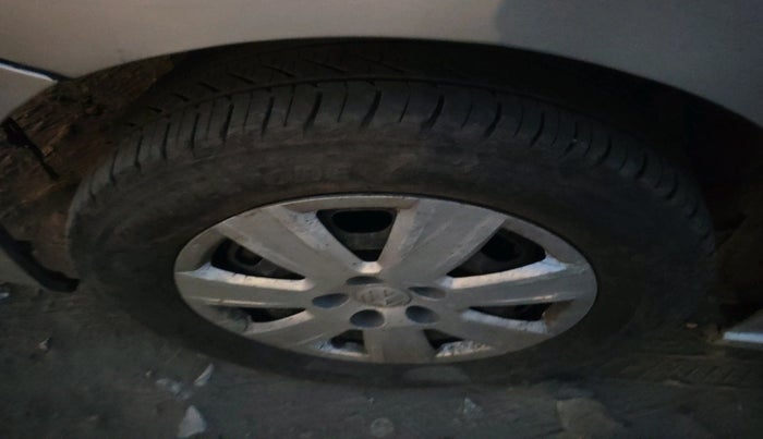 2012 Volkswagen Vento TRENDLINE 1.6, Petrol, Manual, 83,393 km, tyre