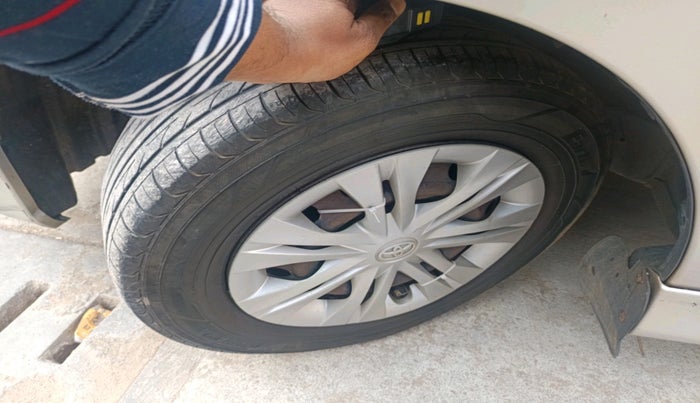 2013 Toyota Innova 2.5 GX 8 STR, Diesel, Manual, 2,50,762 km, tyre